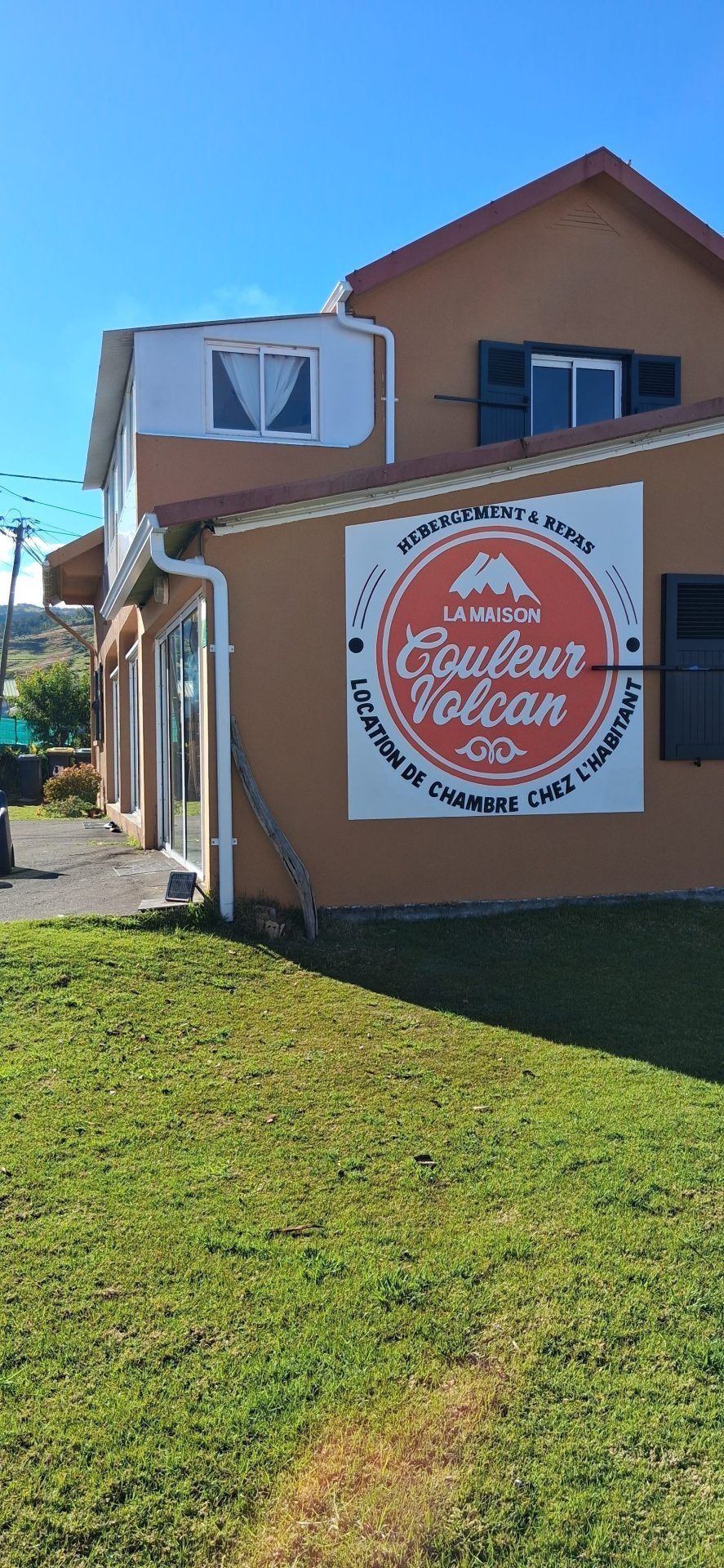 Entrée de la Maison Couleur Volcan