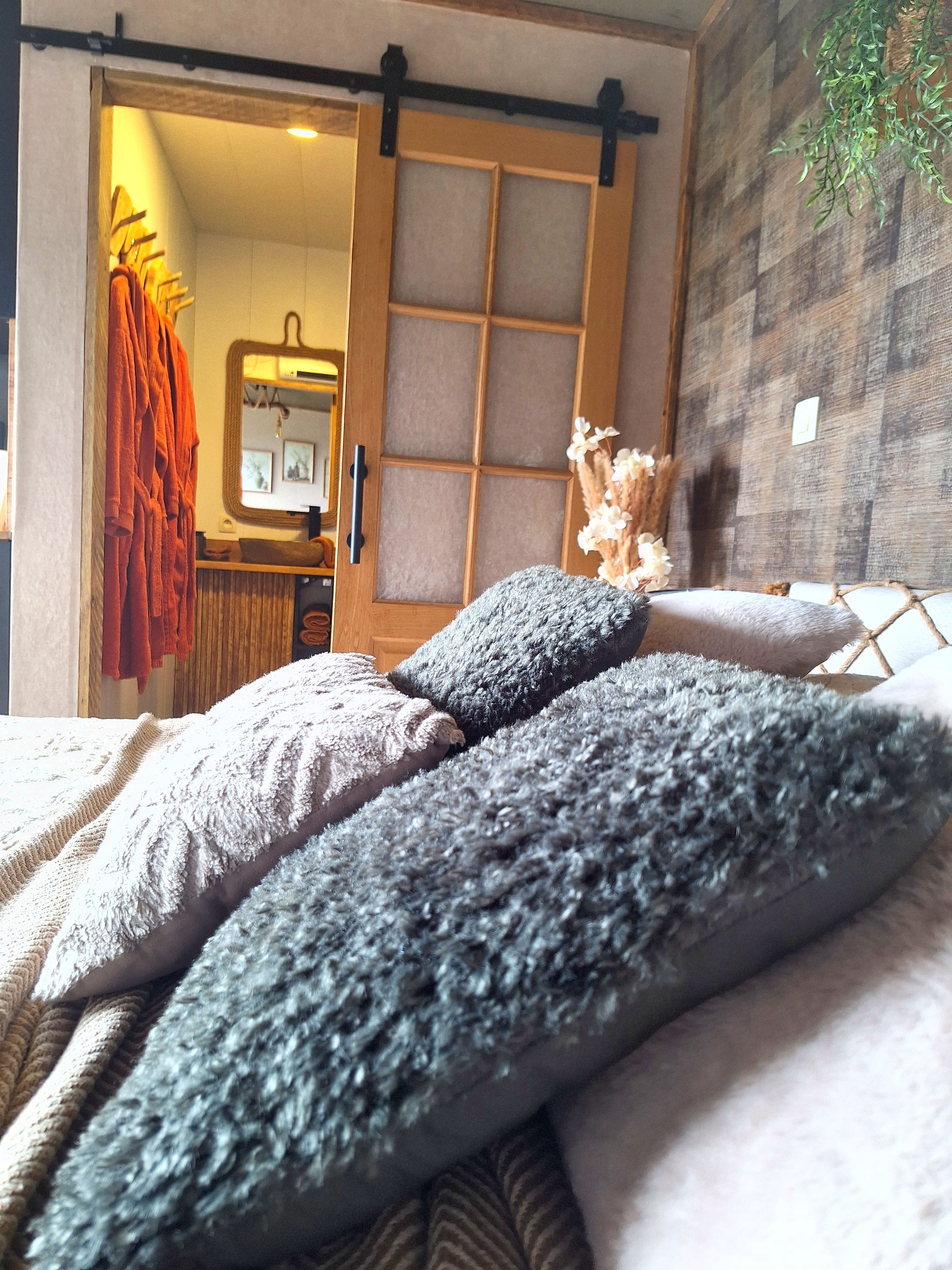 Intérieur chaleureux du lodge insolite Temps 1solite avec literie confortable